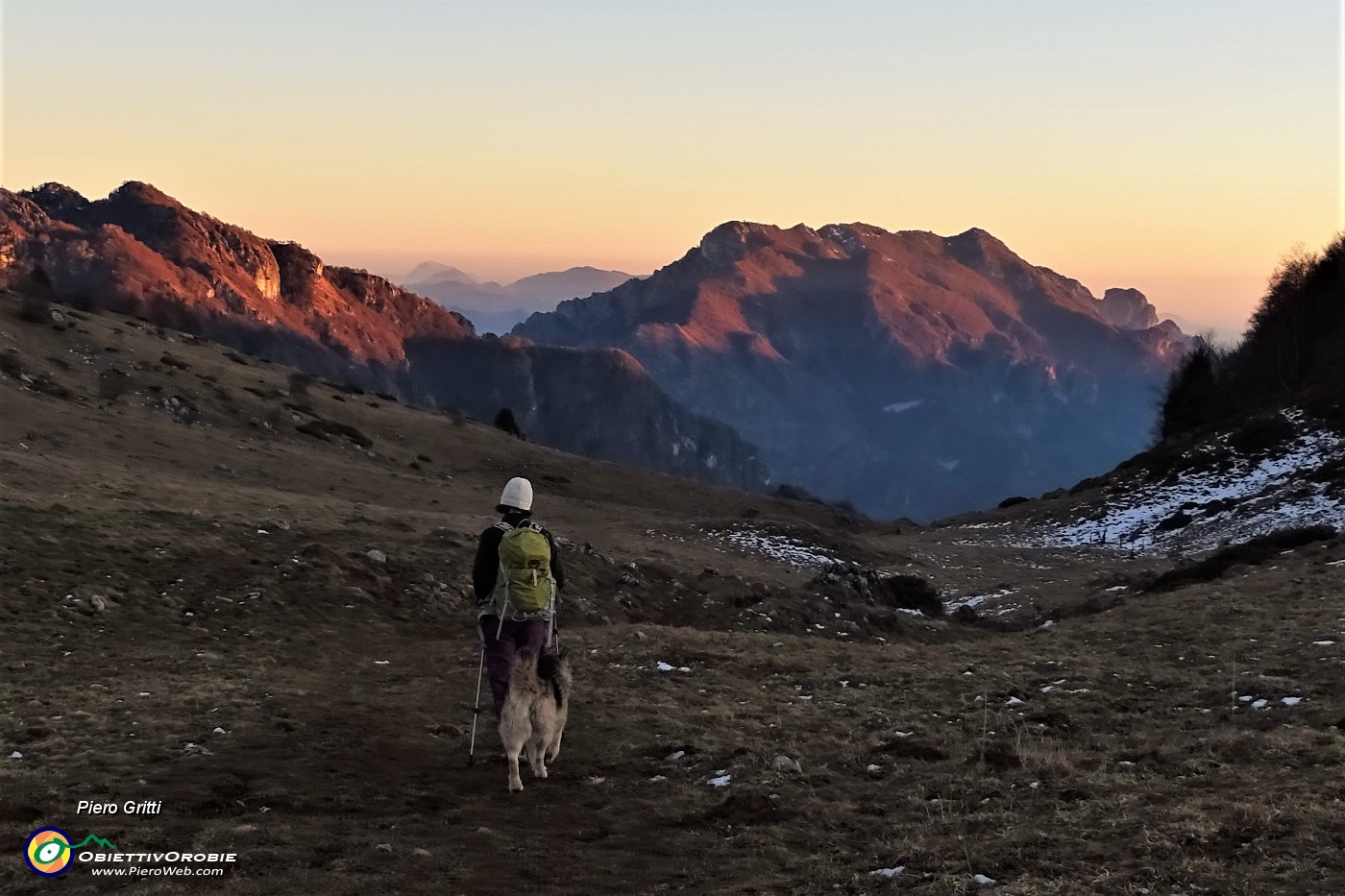 94 Scendendo al tramonto i pratoni di Foppa Lunga.JPG